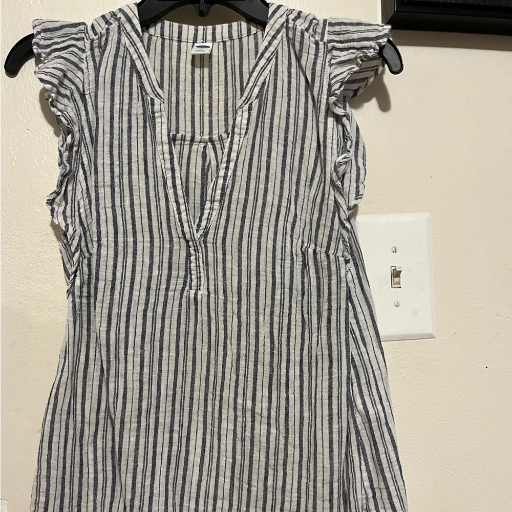 Old Navy sleeveless top. mint condition